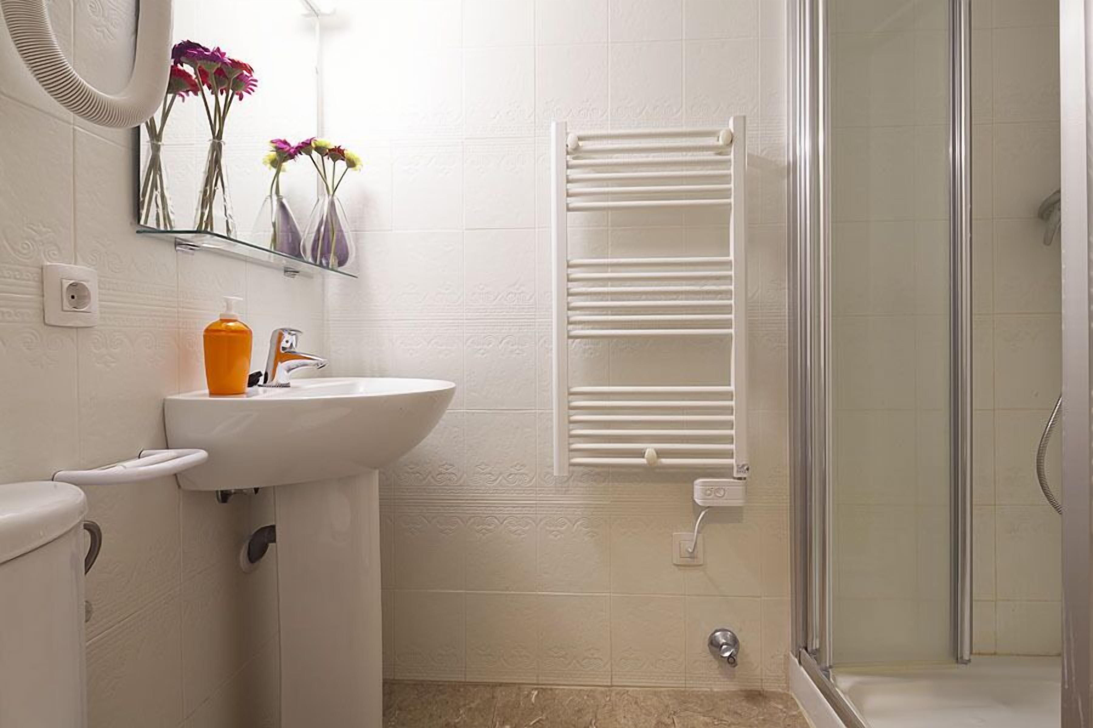 Superior Studio, 1 Bedroom | Bathroom | Free toiletries, hair dryer, towels