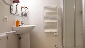 Superior Studio, 1 Bedroom | Bathroom | Free toiletries, hair dryer, towels