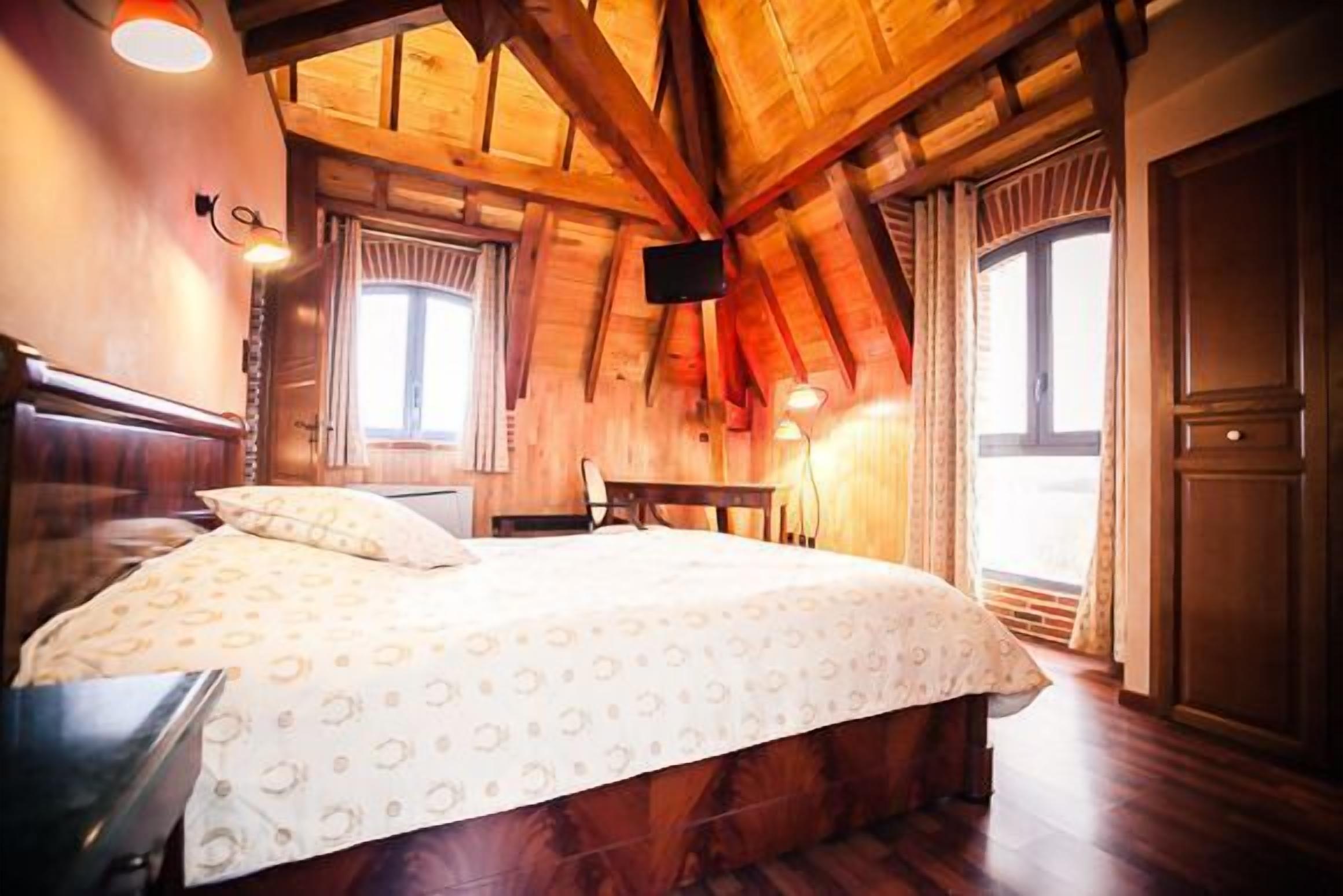 select comfort beds, desk, free wifi, bed sheets