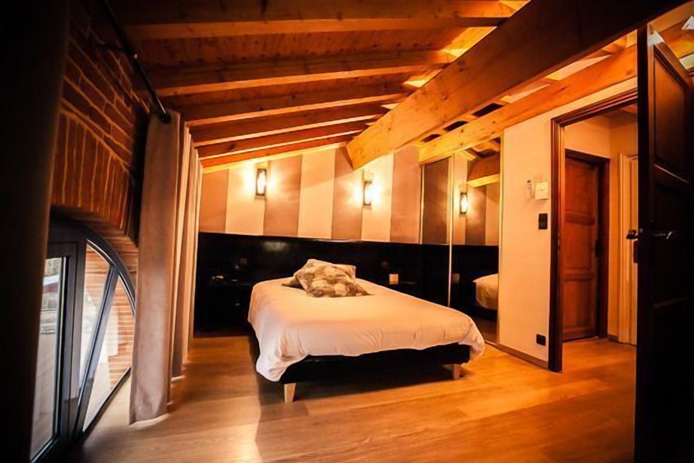 select comfort beds, desk, free wifi, bed sheets