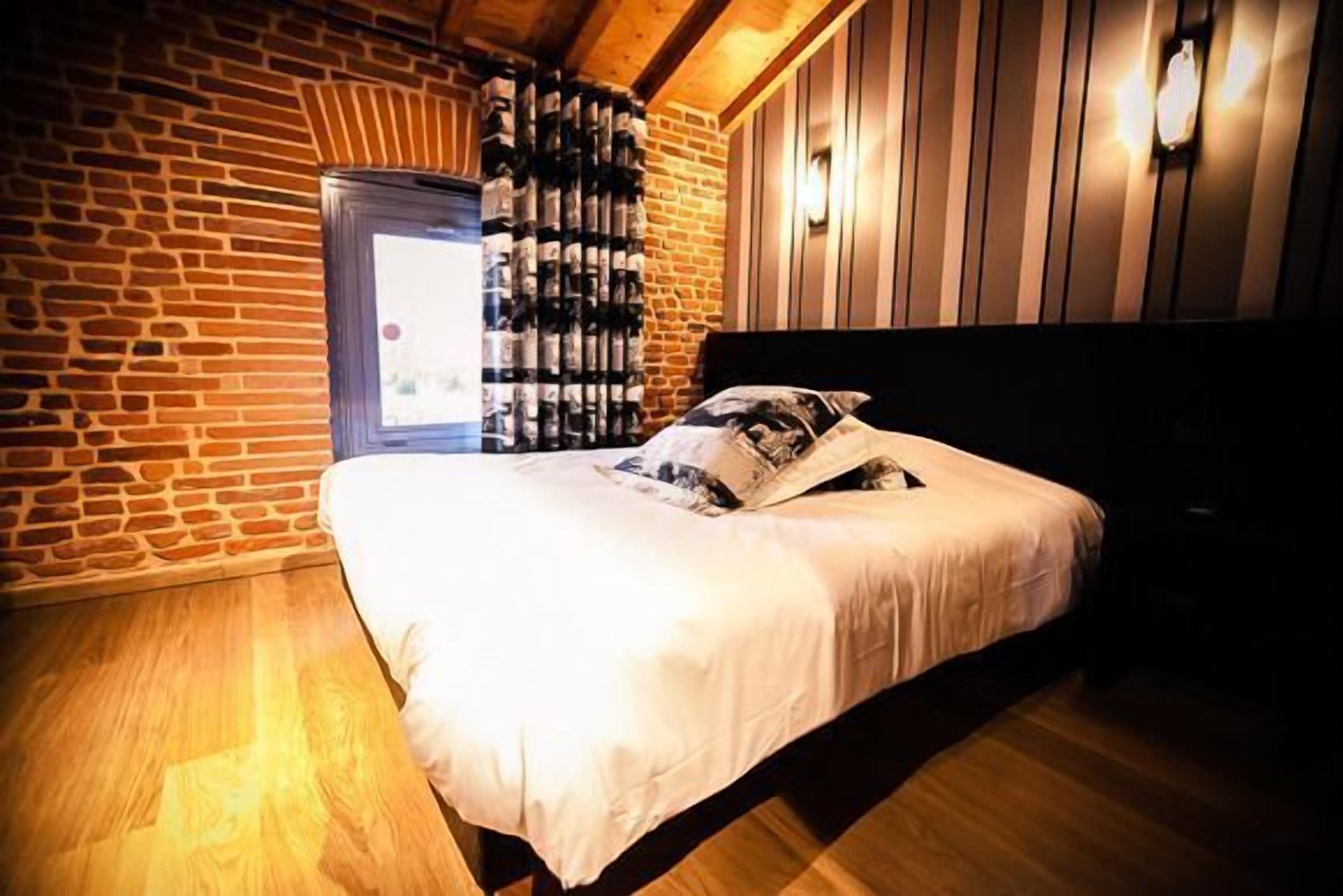 select comfort beds, desk, free wifi, bed sheets