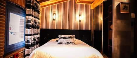 Select Comfort beds, desk, free WiFi, bed sheets