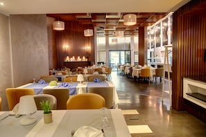 供應午餐及晚餐;多國菜