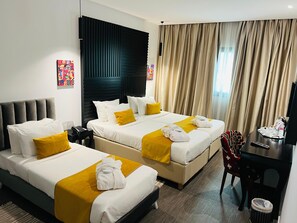 Comfort Triple Room | In-room dining - Hôtel Lac Léman, LES BERGES DU LAC (Tunis)