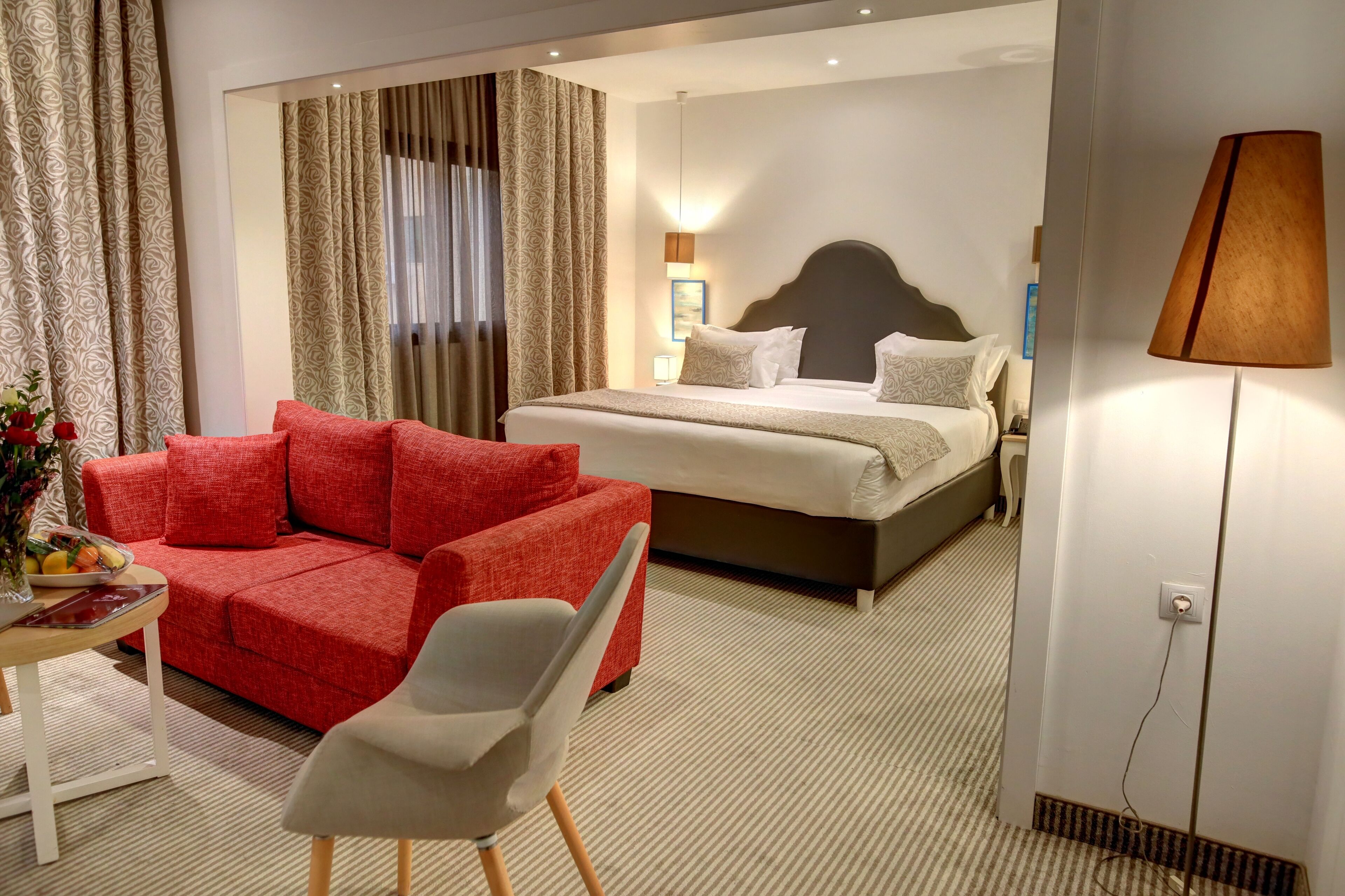 Minibar, caja de seguridad en la habitación y cortinas blackout 