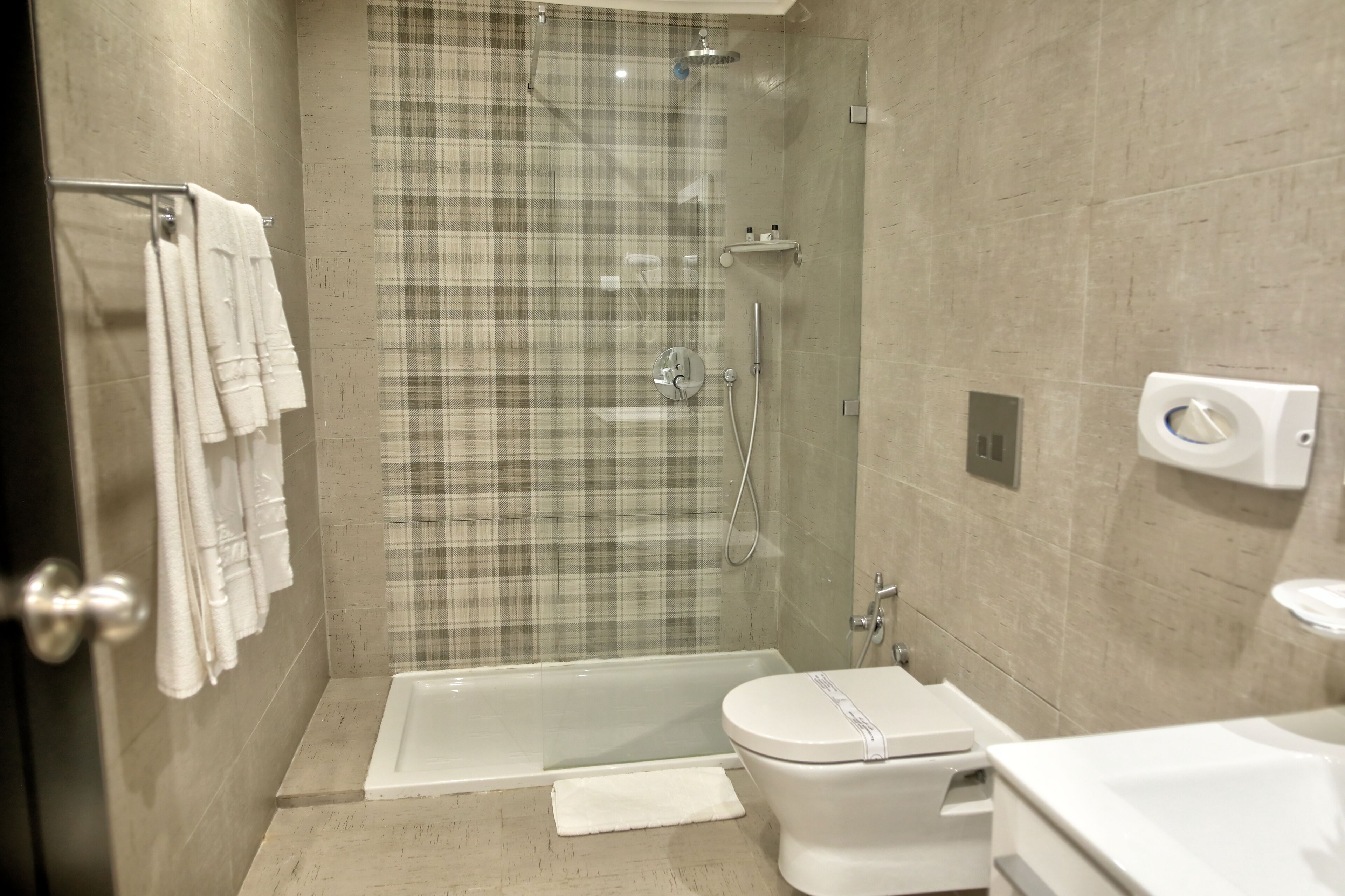 Une salle de bain avec une douche à parois de verre, une baignoire et des toilettes.