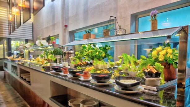 A buffet with various food items and plants. - Hôtel Lac Léman, LES BERGES DU LAC (Tunis)