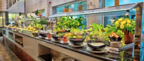 Lunch and dinner served, international cuisine