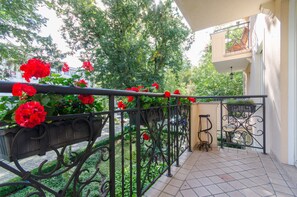 套房, 1 间卧室, 阳台 (living room  for 2 adults) | 阳台