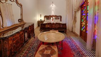 Premium bedding, in-room safe, soundproofing, free WiFi