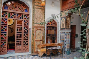 Quarto casal premium, no piso térreo (Patio) | Roupas de cama premium, cofres nos quartos, quartos à prova de som