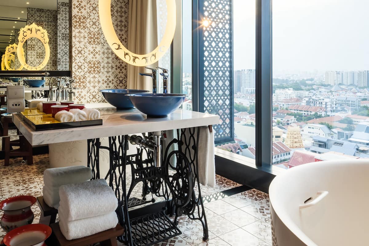 standard room, 1 king bed (heritage view) | bathroom | free toiletries, hair dryer, bathrobes, towels