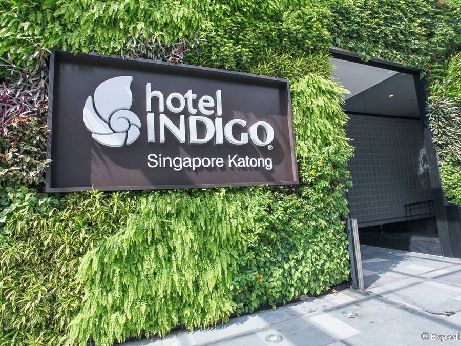 Letrero del Hotel Indigo Singapur Katong con logotipo y nombre.