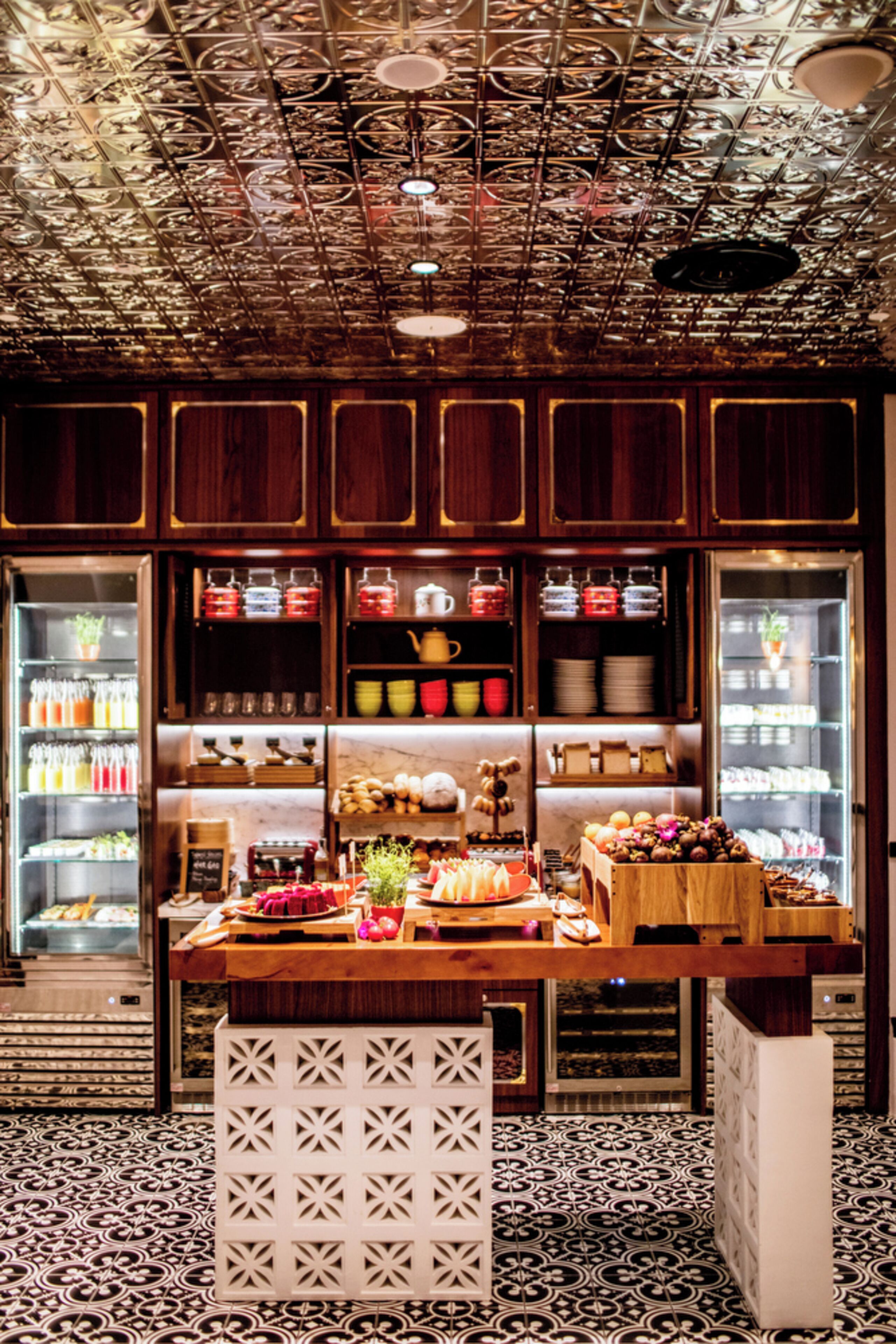 Daily cooked-to-order breakfast (SGD 42 per person)