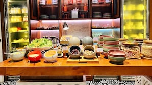 Una mesa de buffet con diferentes alimentos y acompañamientos.