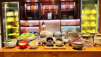 Daily cooked-to-order breakfast for a fee