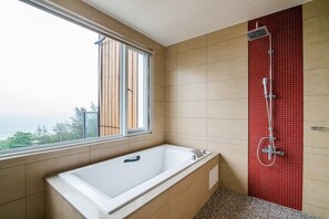 Deluxe Quadruple Room, Ocean View | Deep soaking bathtub