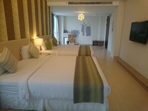 Individually decorated, individually furnished, desk, blackout drapes - If Ocean B&B (Shoufeng)