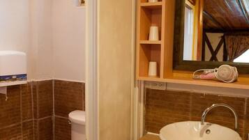 Classic Double Room | Bathroom | Shower, free toiletries, hair dryer, bathrobes
