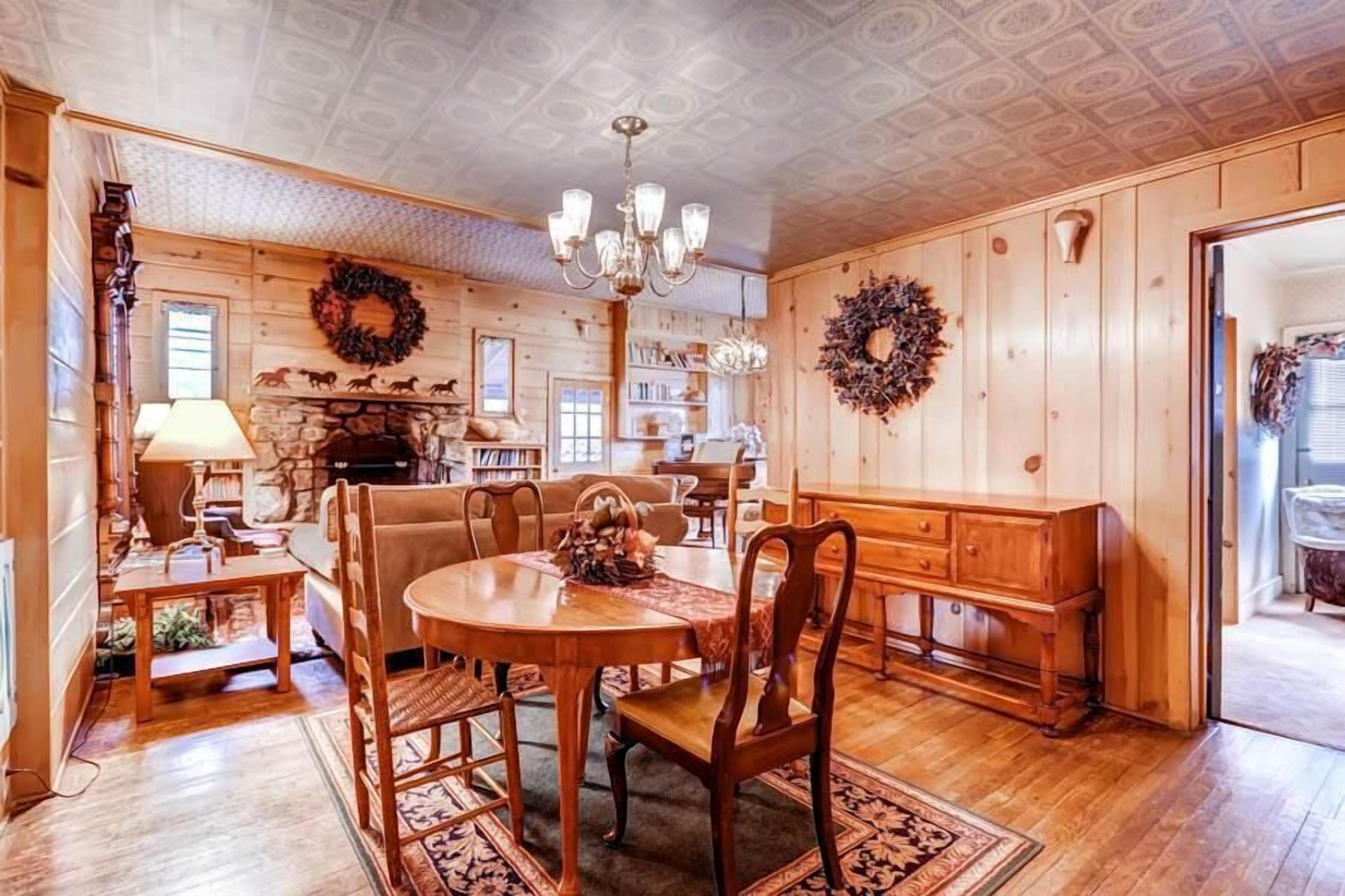 منزل - ٥ غرف نوم | تناول الطعام داخل الغرفة