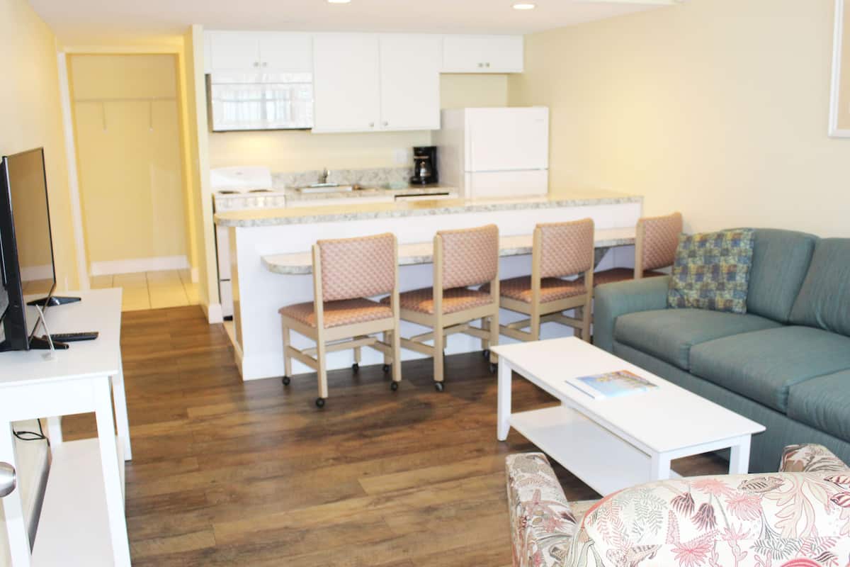 Condo, 1 habitación, 2 baños | Área de sala de estar | Televisión