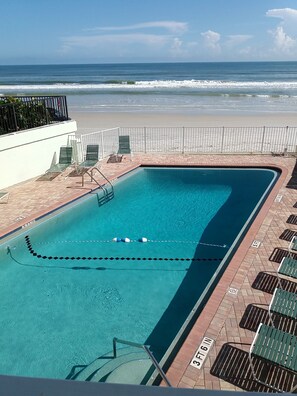 Outdoor pool, pool umbrellas, sun loungers - Holiday Shores Beach Club (Daytona Beach Shores)