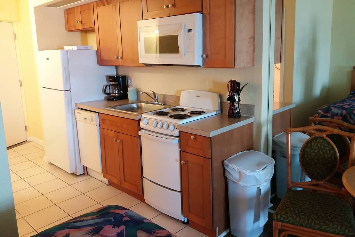 Estudio, frente al océano (Sleeps 4) | Cocina privada | Refrigerador con congelador, microondas, horno y parrilla de estufa