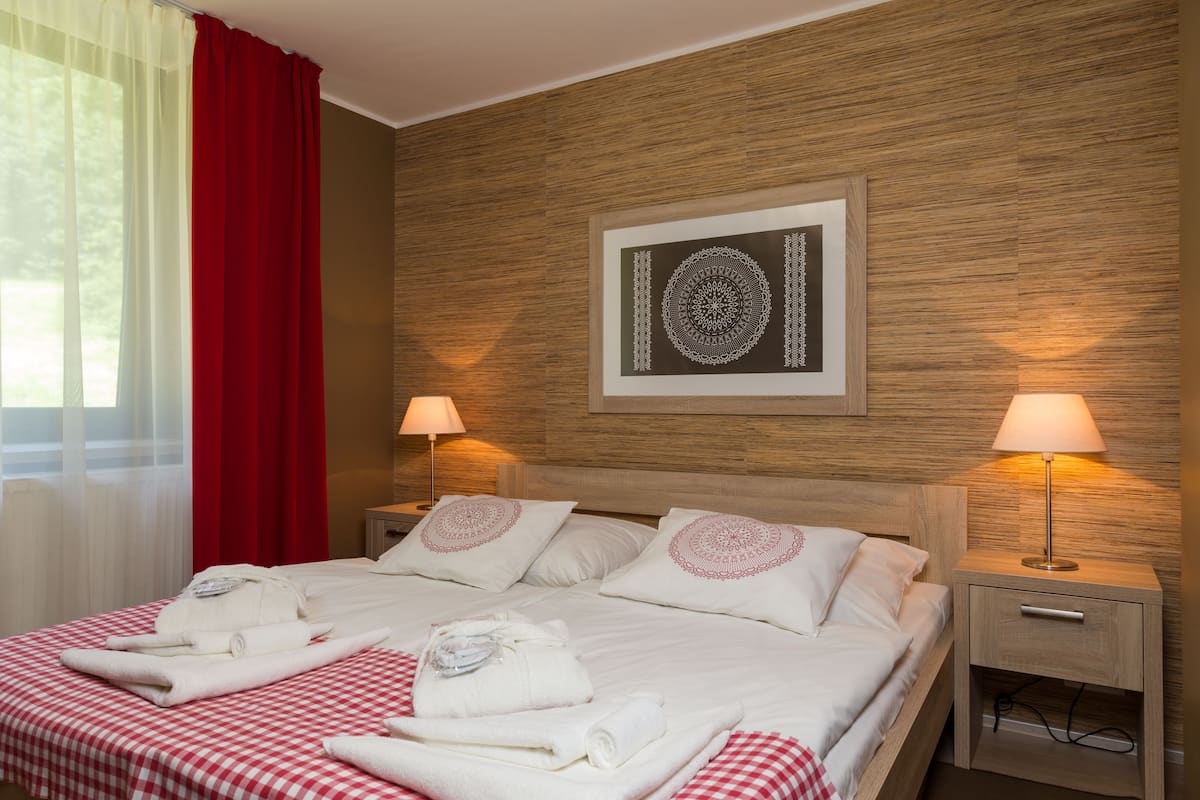 standard double or twin room | minibar, in-room safe, desk, free cots/infant beds