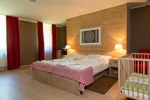 Habitación familiar | Minibar, caja fuerte, escritorio y cunas gratuitas