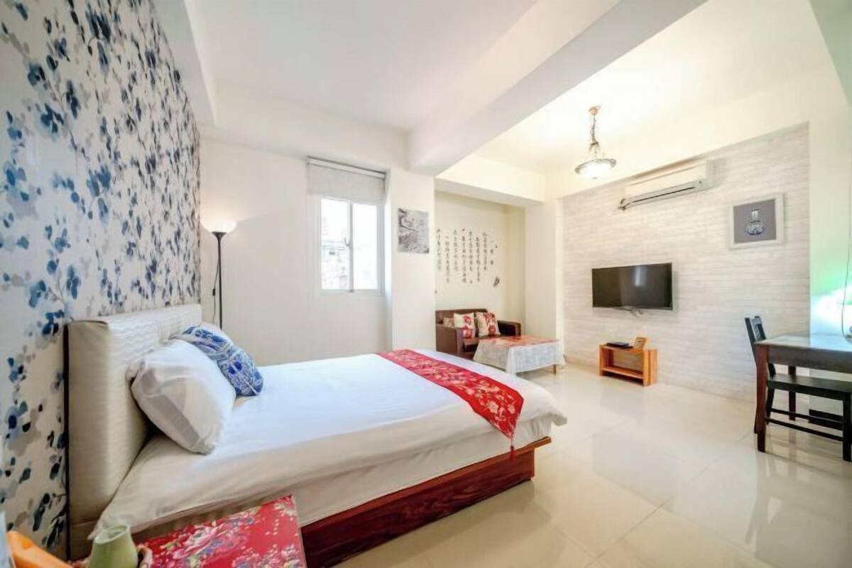 1 bedroom, premium bedding, desk, blackout drapes