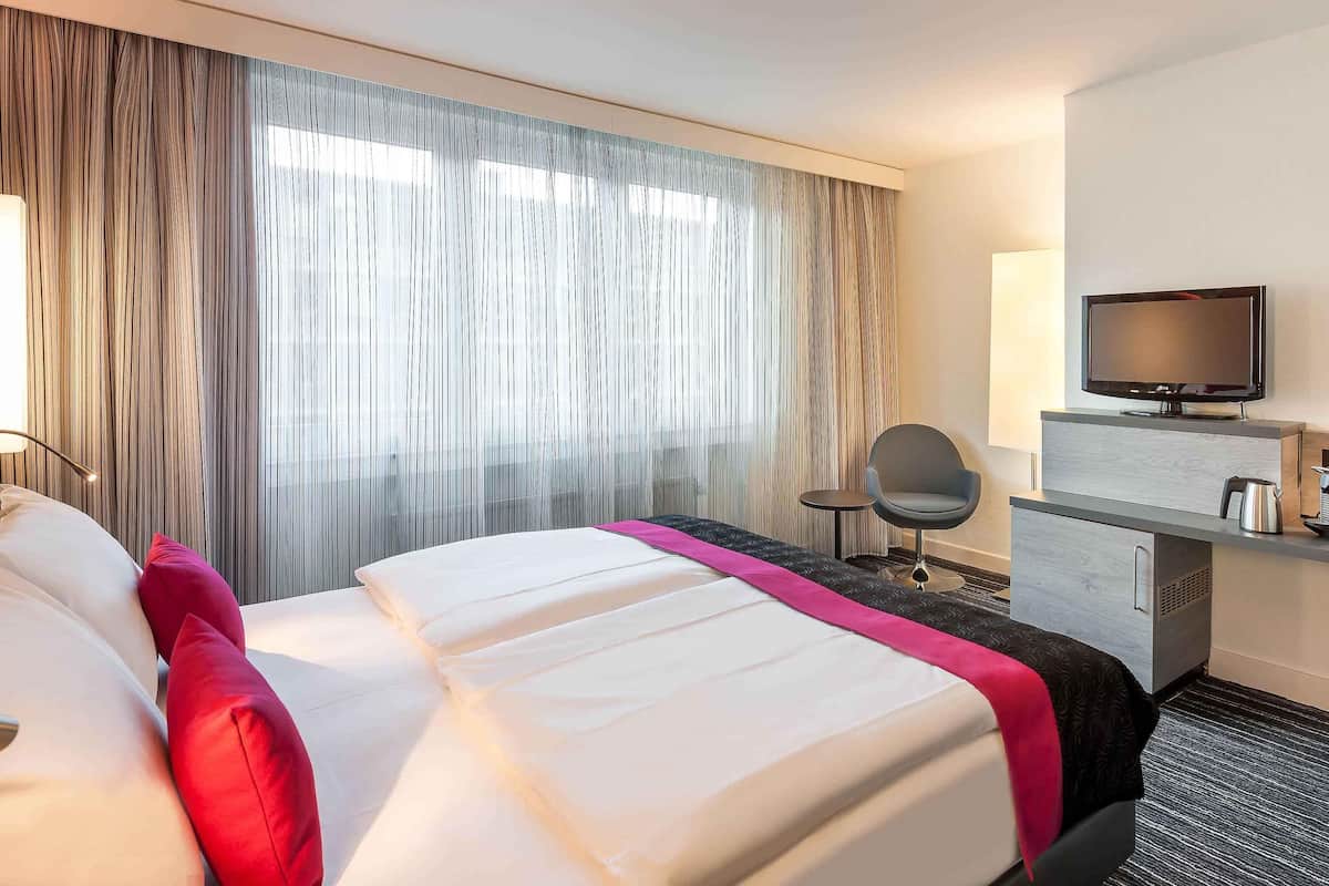 Privilege, Double Room, 1 Double Bed | In-room safe, desk, soundproofing, rollaway beds
