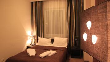 Business Double or Twin Room | Premium bedding, desk, iron/ironing board, rollaway beds