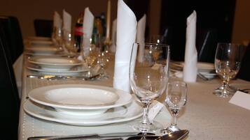 Breakfast, lunch, dinner served; international cuisine