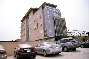 Free self-parking - Residency Hotel Lekki Lagos (Lekki)