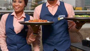 Frühstück, Mittagessen, Abendessen, lokale und internationale Küche