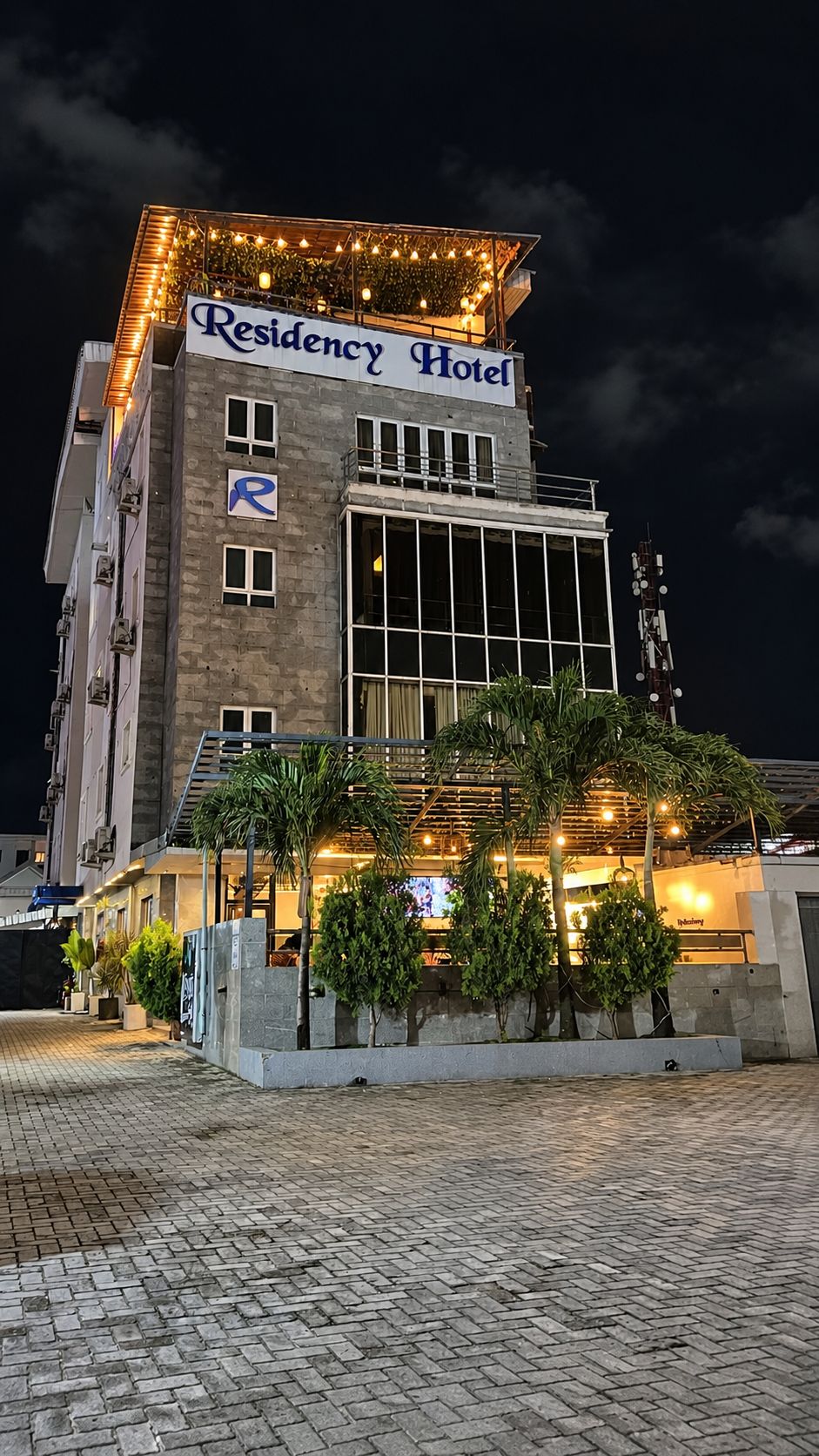 Un edifici amb un rètol que diu 'Residency Hotel' i un símbol de pàrquing.
