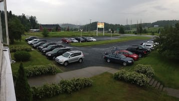A parking lot with multiple cars and a sign for the Elong C-Nut Motel.