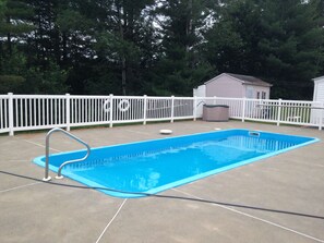 Hồ bơi ngoài trời phục vụ theo mùa 