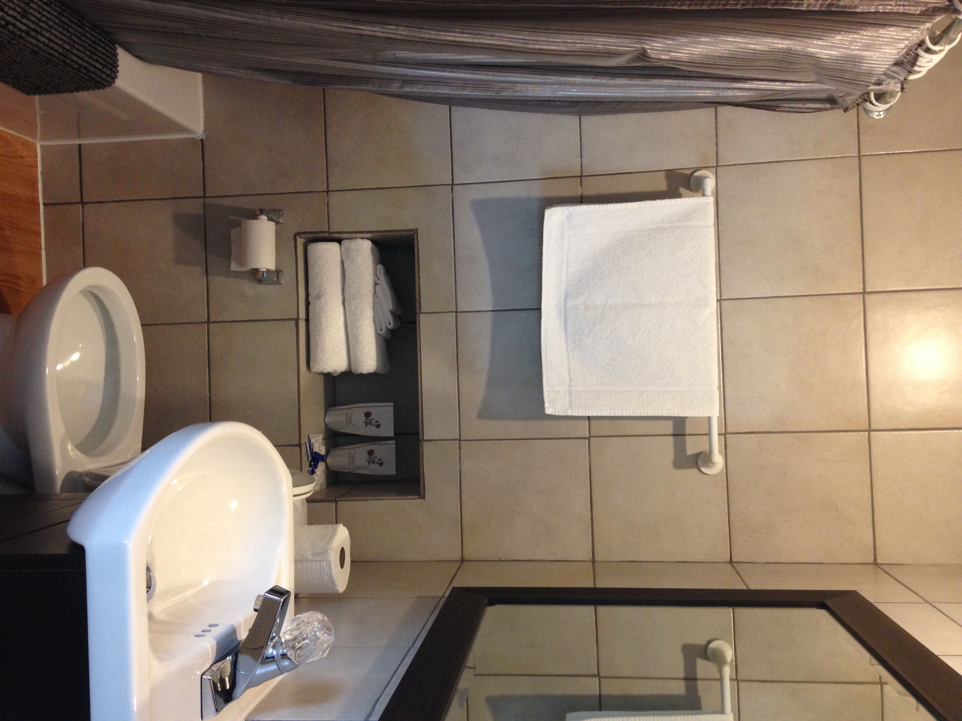 Un baño moderno con inodoro, lavamanos y bañera.