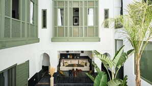 Un intérieur de style traditionnel avec un ensemble de canapés, une table basse et une plante en pot.
