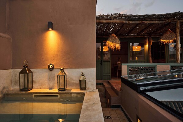 Piscine extérieure, piscine sur le toit, chaises longues