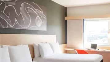 Escritorio y espacio para trabajar con laptop