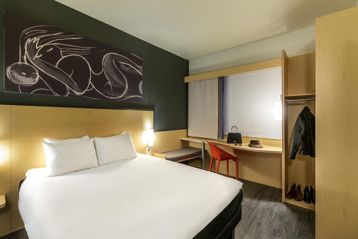 Escritorio y espacio para trabajar con laptop