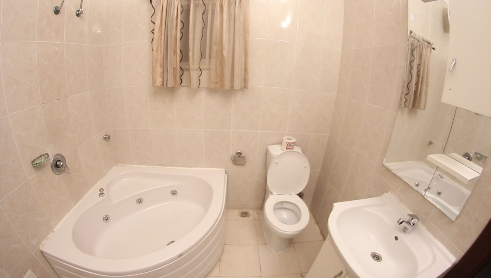 Un baño con bañera, inodoro y lavamanos.