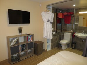 Traditional Cottage, Accessible | Bathroom | Designer toiletries, hair dryer, bathrobes, slippers - KerBlondel (Plouezoch)