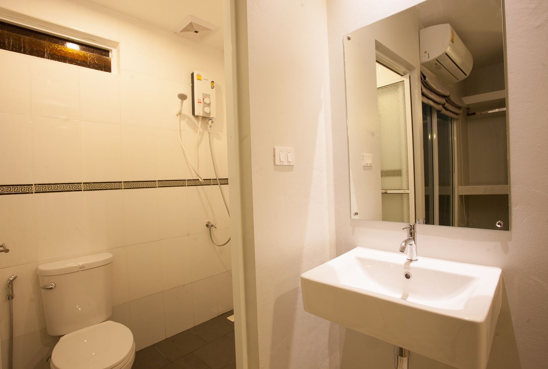 shower, free toiletries, towels