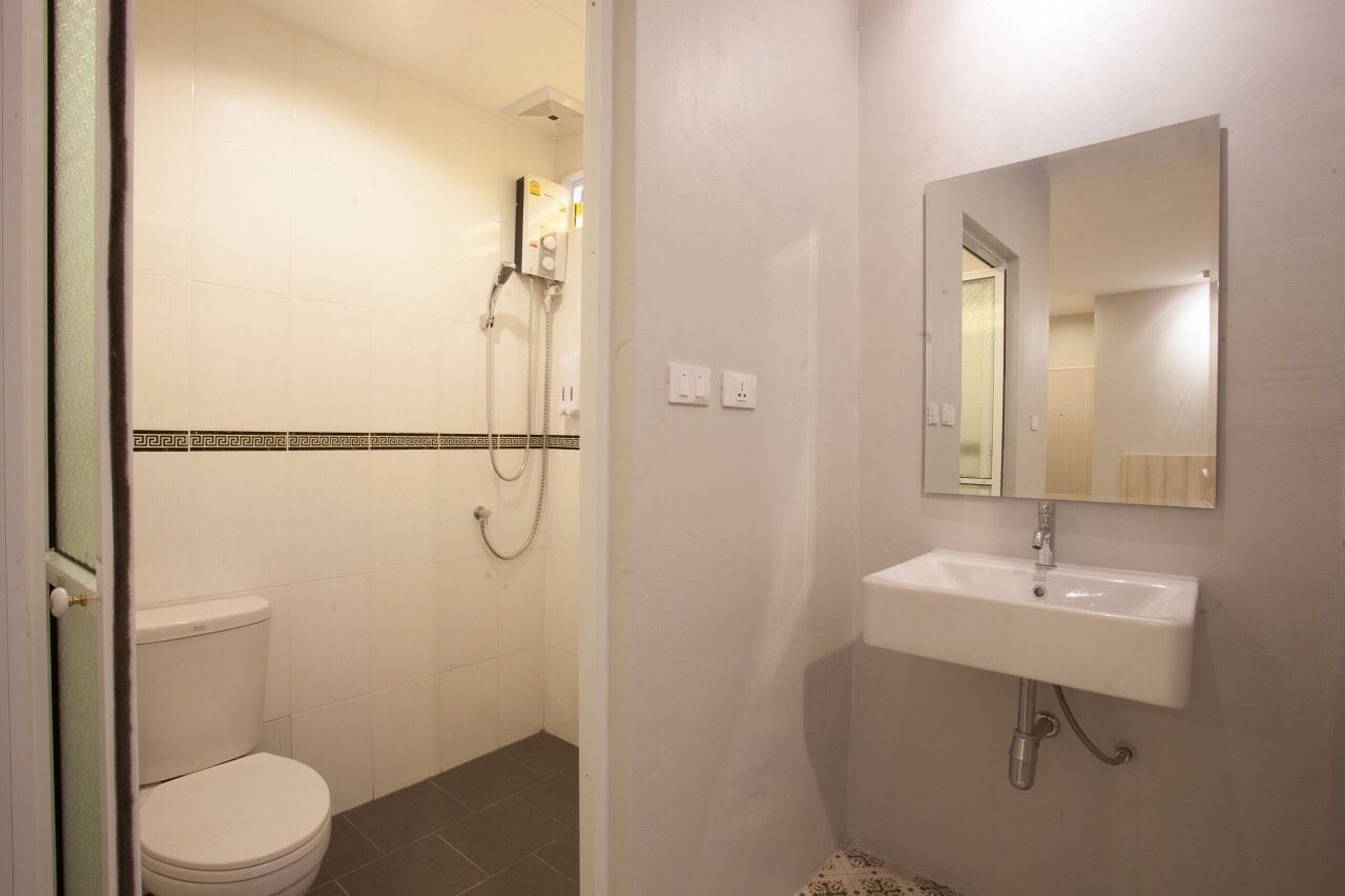 shower, free toiletries, towels