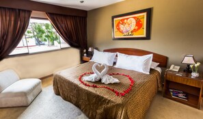 Suite ejecutiva, 1 cama King size, cocineta, torre | Ropa de cama de alta calidad y minibar