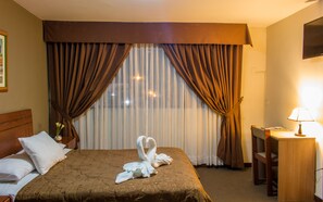 Single Room | Peralatan tempat tidur premium, bar mini, peti besi dalam bilik, meja 