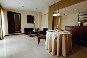 Suite Exécutive, 1 très grand lit, coin cuisine, dans la tour | Coin séjour